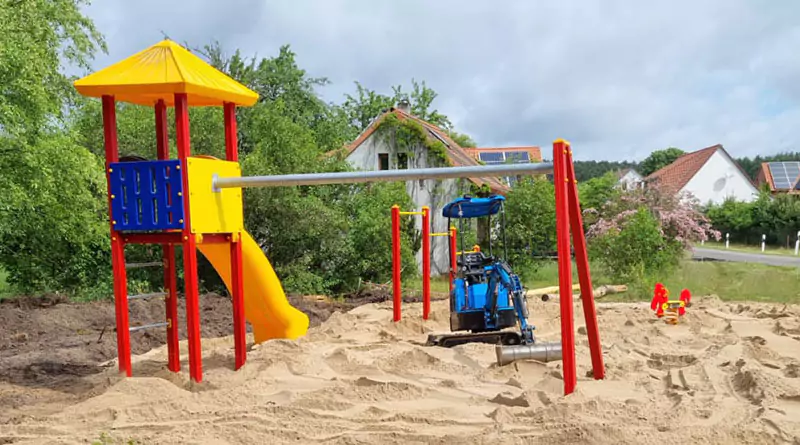 Ein bunter Spielplatz wird gebaut