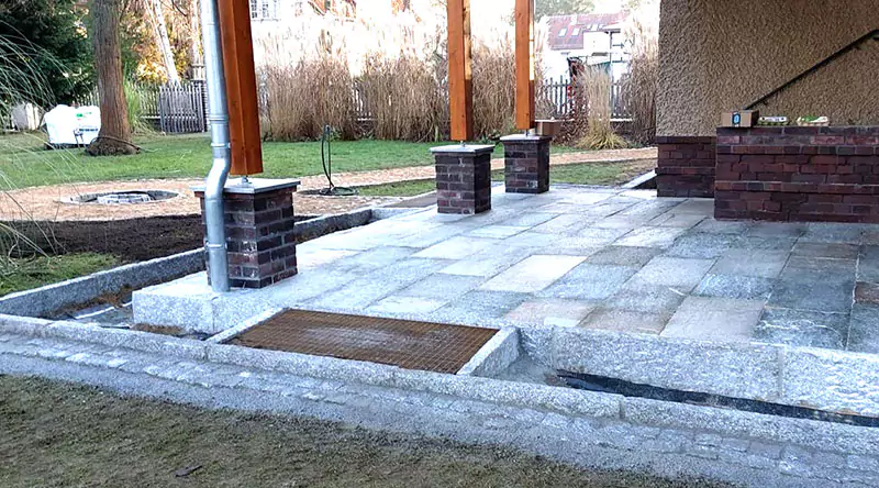 Eine Terrasse mit großen Steinplatten
